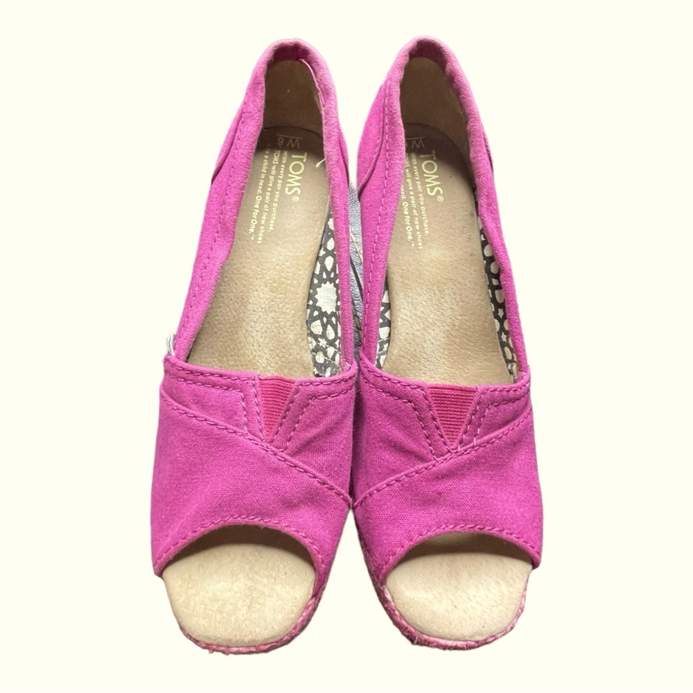Great pair of Tom’s wedge sandals
